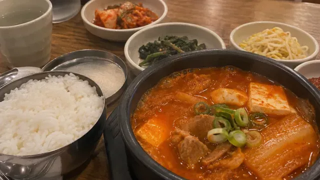 김치찌개 백반 8천 원, 반찬까지 다 맛있는 집