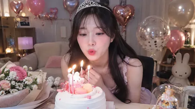 우리 최애 생일 축하해요! 케이크 들고 혼자 파티한 날